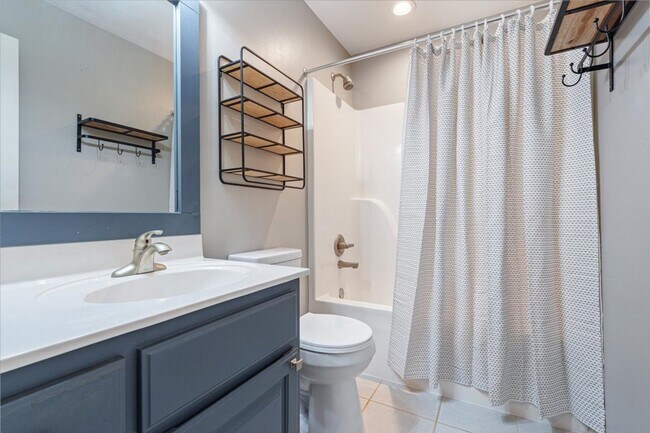 Building Photo - Discover this spacious 4-bedroom, 2-bath home