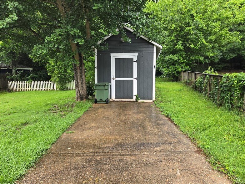 Building Photo - 110 Oak Forest Dr