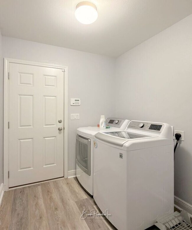 Building Photo - 6185 Autumn Pines Cir