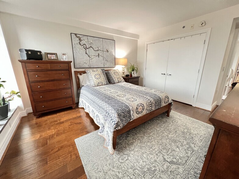 Bedroom with closet - 800 4th St SW