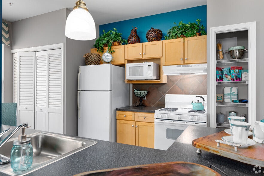 2BR, 2BA - 925SF - Apartments of Wildewood