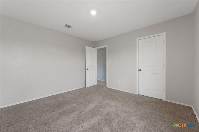 Building Photo - 817 Circle Wy