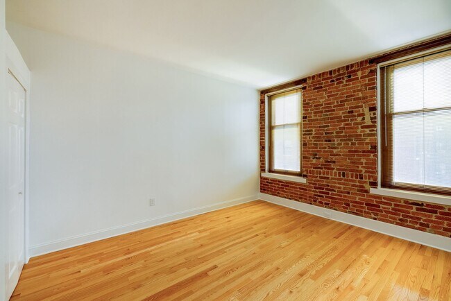 Building Photo - Heart of Dupont Move-in Ready Studio at the Historic Cairo Condominium! Utilities Included!