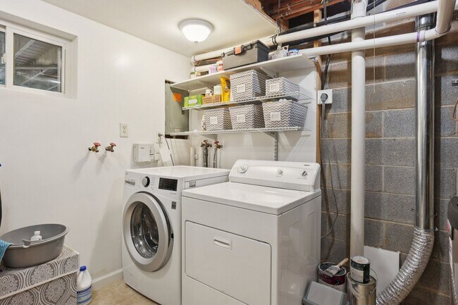 Building Photo - ocated in a sought-after community with to...