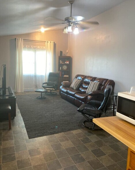 Building Photo - 872 Shadowline Dr