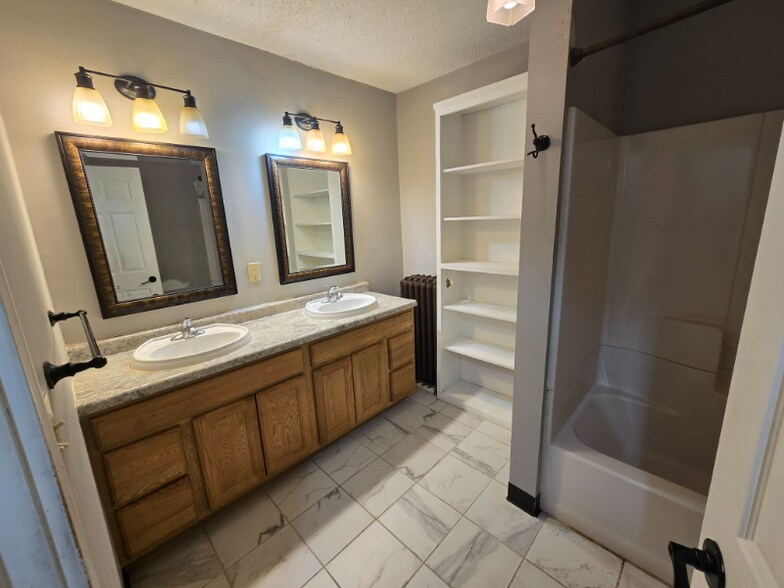 Building Photo - 994 Reaney Ave E