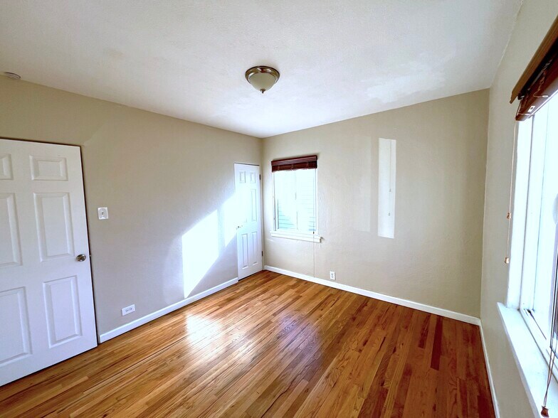 Bedroom/office without furniture - 5130 Clay St