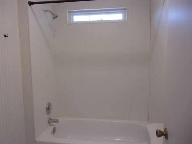 Building Photo - Fully Renovated 3 Bedroom 1 Bath Home