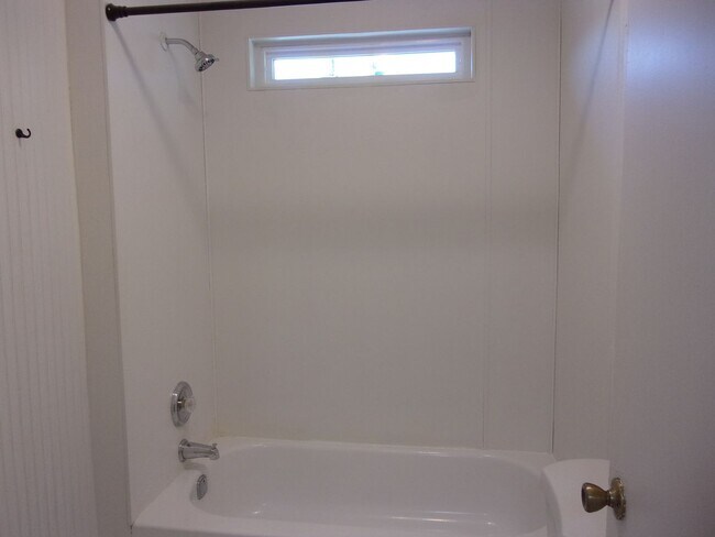 Building Photo - Fully Renovated Home close to I-77