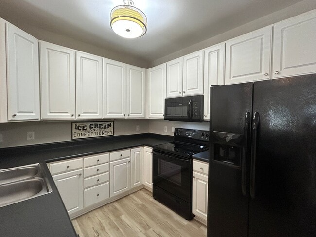Building Photo - Convenient Boone Living – 3BD/3BA at Pine ...