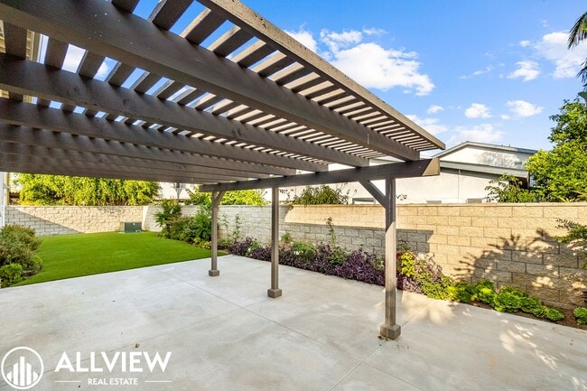 Building Photo - Welcome to this stunning 5-bedroom, 4-bath...
