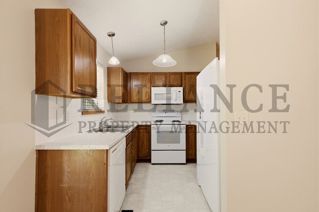 Building Photo - 2770 N Parkridge Ct