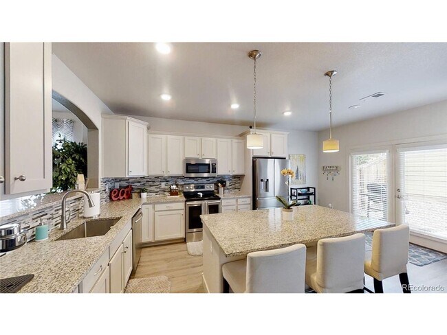 Building Photo - Available 4/2: Beautiful End Unit Townhome in Cherrywood Park