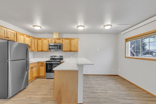 Building Photo - $1,100/month |Fully Remodeled Ground Floor...