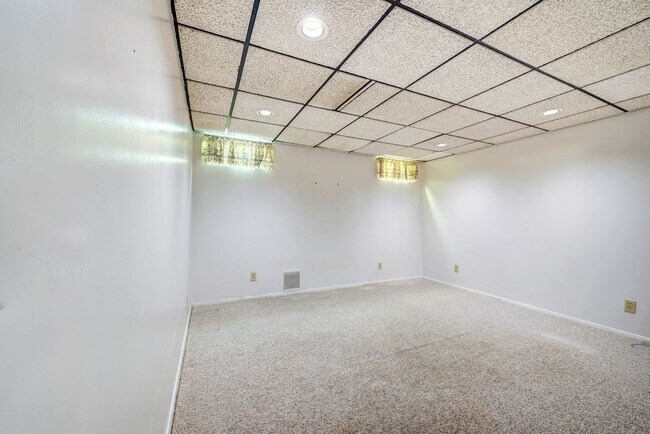 Building Photo - Live the Lake Lifestyle! 3-bedroom, 1.5-bath Condo