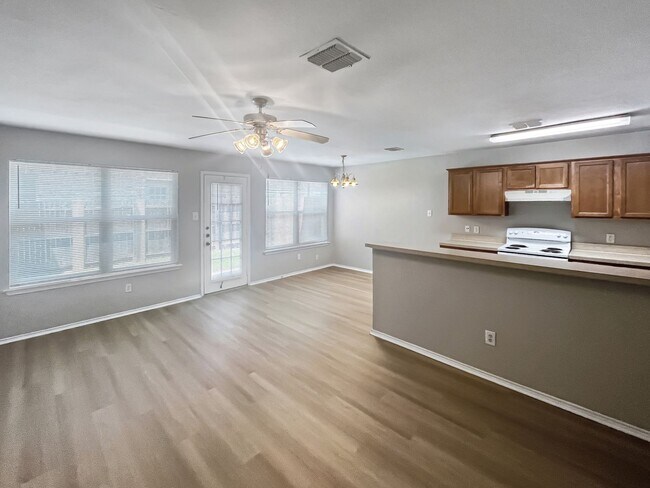 Building Photo - 2325 Kingsway Dr
