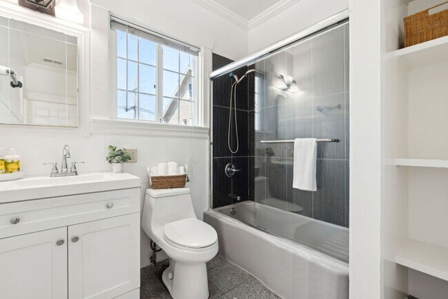Building Photo - EPIC REA - Great Renovated ( all appliance...