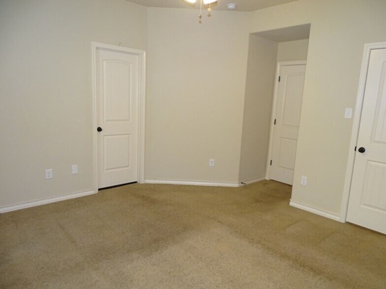 Building Photo - 7054 Lakeview Dr