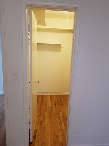 Walking closet - 1230 S Barrington Ave