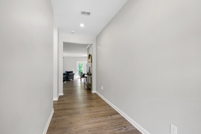 Building Photo - 3450 Sycamore Dr