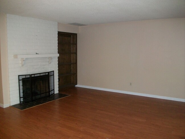 Building Photo - Beautiful 2 bdrm, 2-1/2 bath Condo at the ...