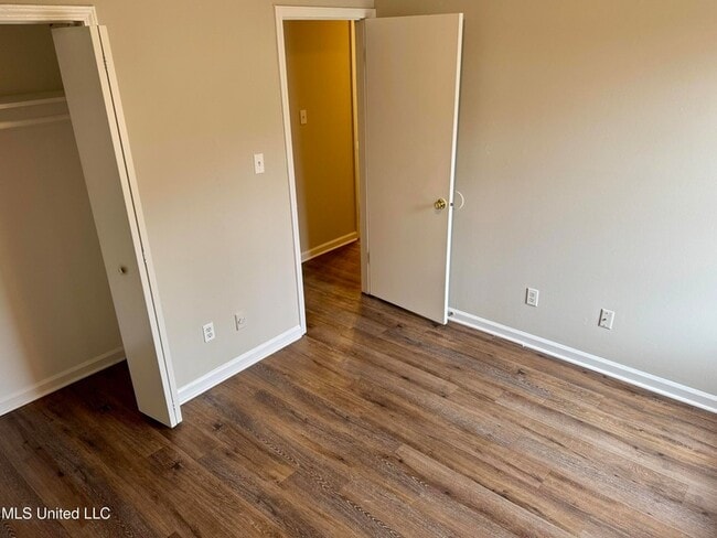 Building Photo - 8241 Ashbrook Dr