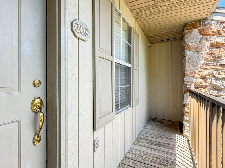 Building Photo - 208 Greenview Dr