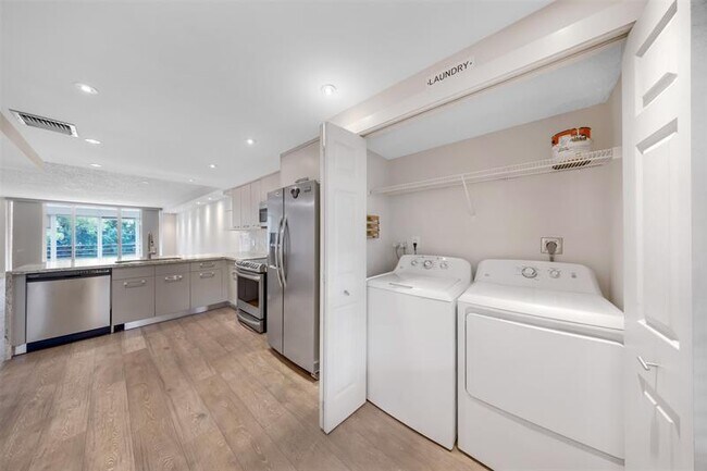 Building Photo - 800 E Cypress Ln