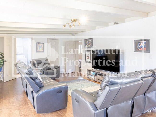 Building Photo - 327 Easton Dr