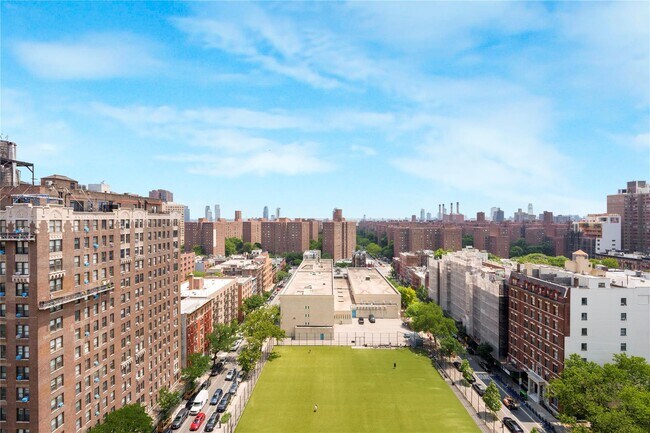 Building Photo - 250 E 21st St