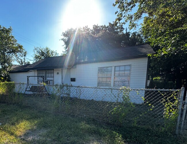 Building Photo - 3 bedroom/1 bathroom House In Copperas Cove
