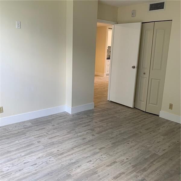Building Photo - 250 Jacaranda Dr