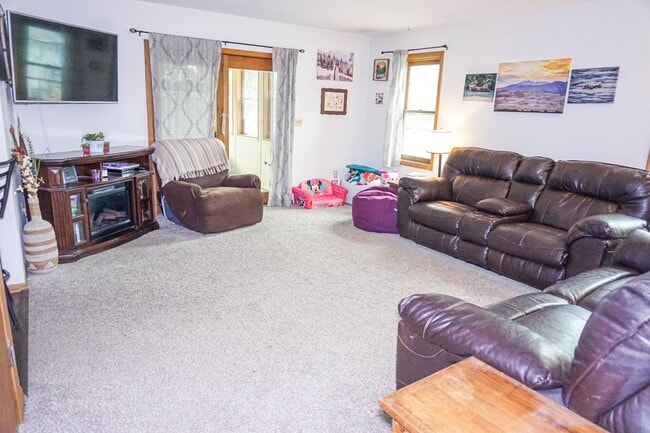 Building Photo - 3-Bedroom, 2-bath House With Fenced-in Yar...