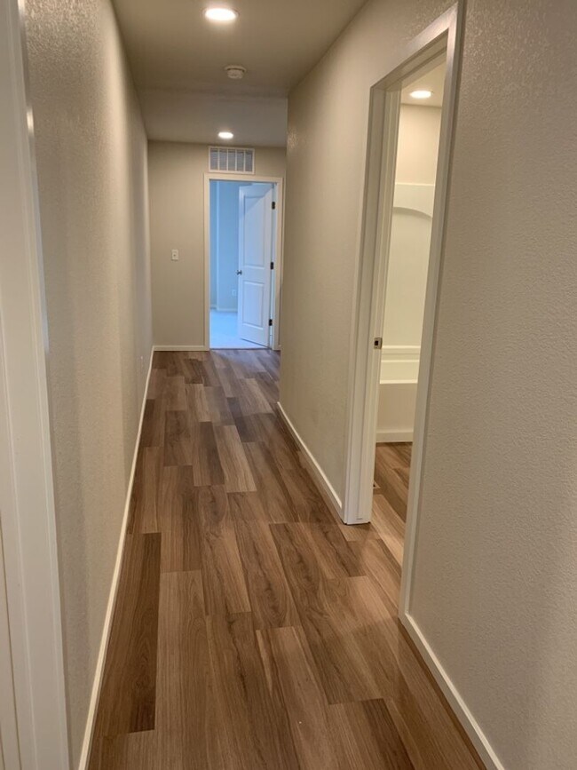 Building Photo - 3 Bed / 2.5 Bath Townhome with Attached Garage in NE Ft. Collins