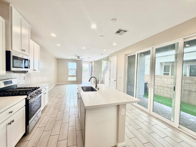 Building Photo - 3 Bedroom Townhome for Rent in Cadence Henderson | Solar Home | Master-Planned Community Near Las...