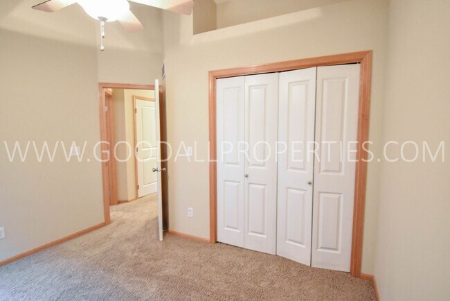 Building Photo - 2 bedroom 2 bath Urbandale Townhouse