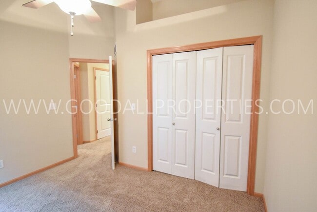 Building Photo - 2 bedroom 2 bath Urbandale Townhouse with a 2-Car attached garage