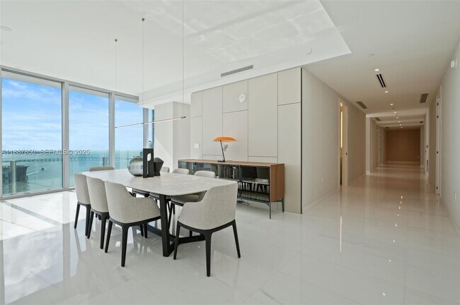 Building Photo - 300 Biscayne Blvd Way