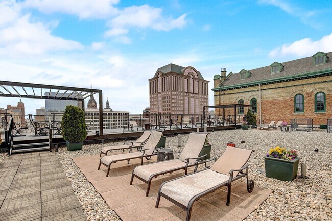 Building Photo - 270 E Highland Ave