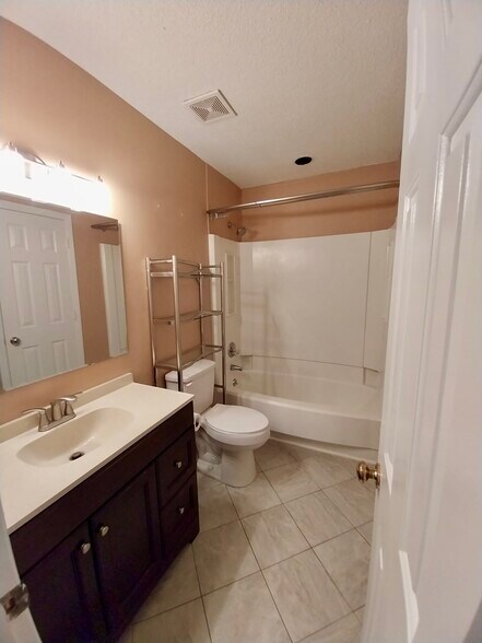 Secon floor bathroom - 3239 Sunnymede Ln