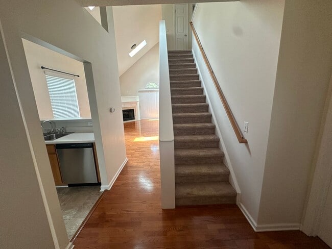 Building Photo - Gorgeous 3 Bed/2 Bath South Durham Townhome - Location, Location, Location!