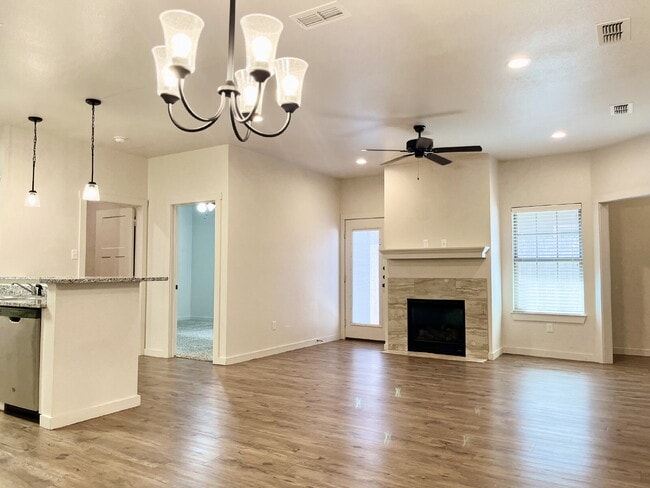 Building Photo - Beautiful Townhome in Viridian!