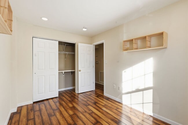 Building Photo - Unbeatable location near Lake Ridge Park and Marina, offering boating, fishing, wildlife and bird...