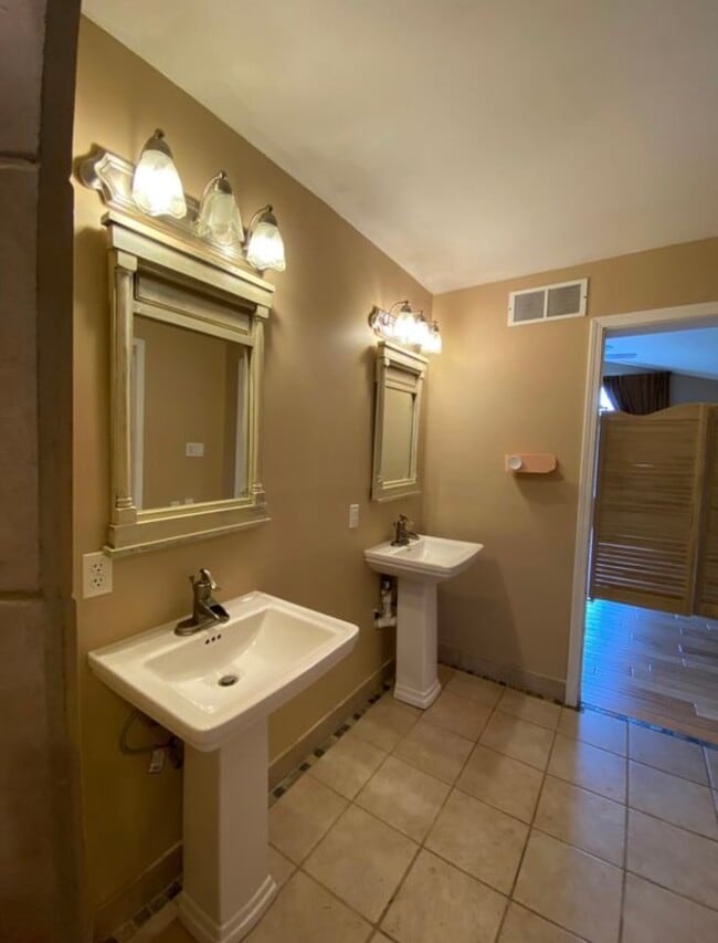 Building Photo - 2309 Cumberland Dr