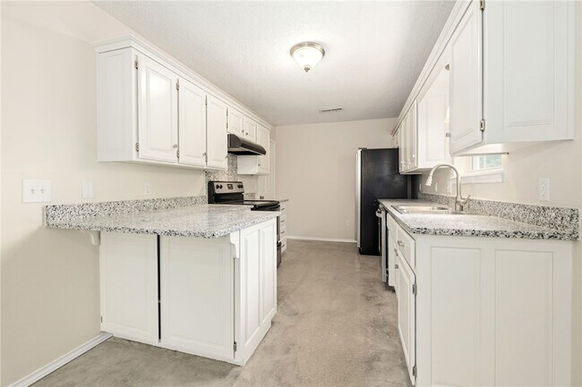 Building Photo - 2146 Loren Cir