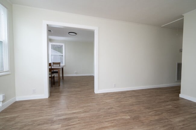 Building Photo - 3 Bed/1 Bath duplex