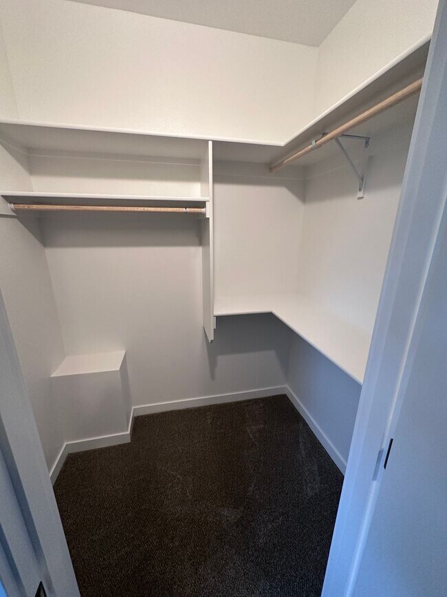 Building Photo - 4 Bedroom / 4 bath New Townhome. Every bedroom is its own Master Suite with your own full bathroo...