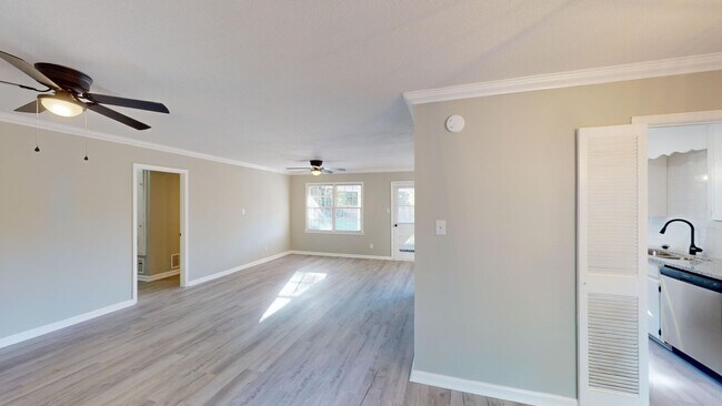 Building Photo - 4 Bed/2 Bath in Daniel Pratt School District