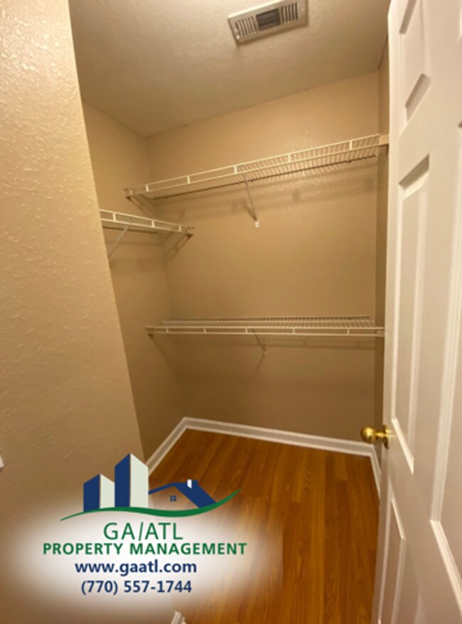 Building Photo - Spacious 3-bedroom townhouse in Riverdale