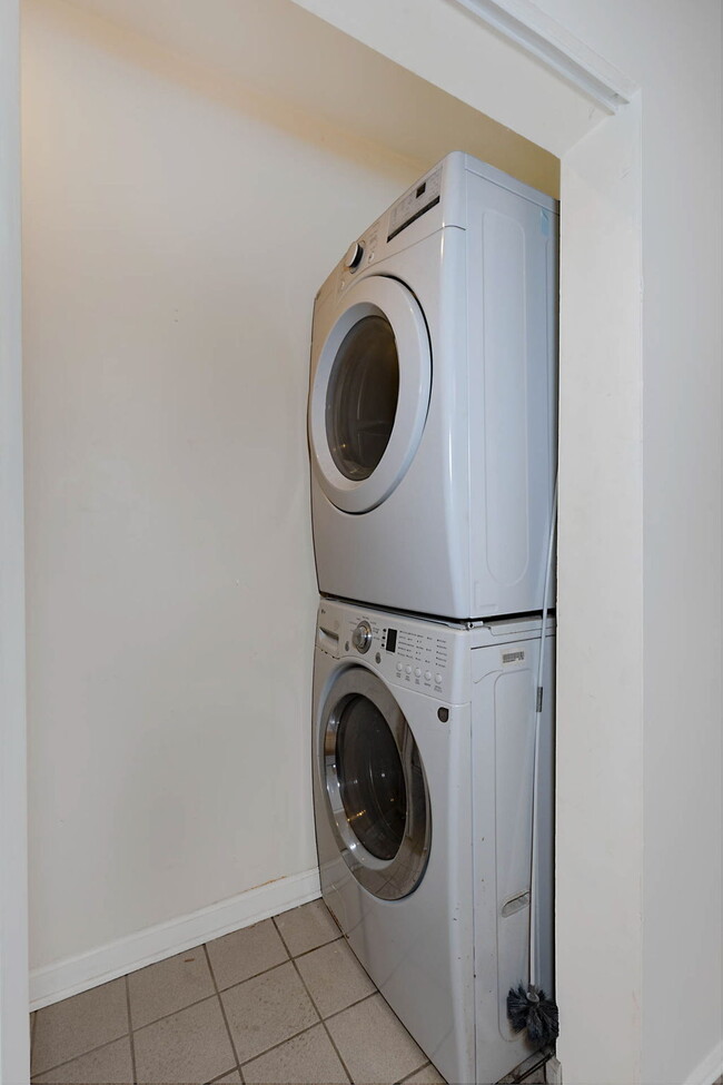 Building Photo - Stunning Renovated 4-Bedroom Home in Lakebottom with Screened Porch & Prime Location Near Fort Mo...